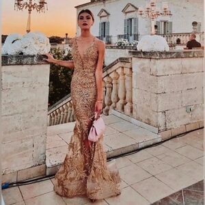 NWT Nadine Merabi Gold Stella Applique Gown Size S/M/6